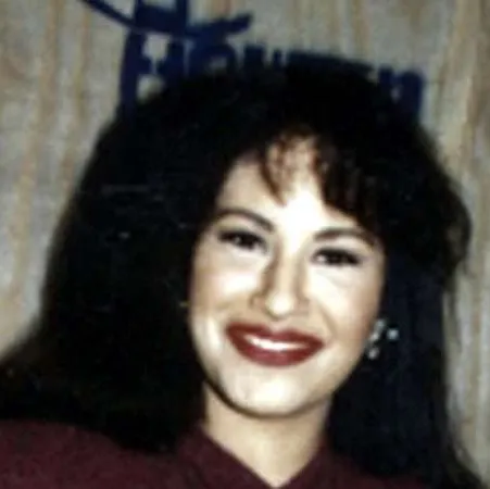 chat with ai character: Selena Q