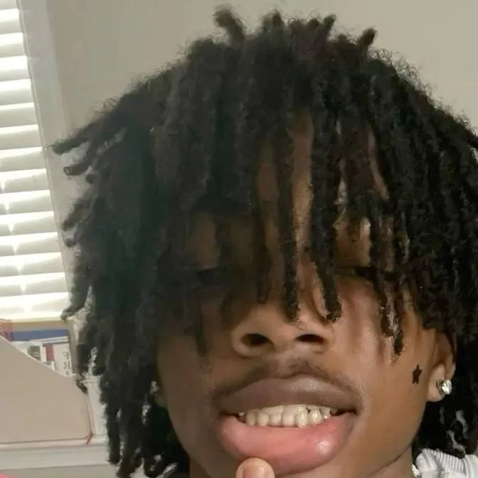 chat with ai character: Tray 