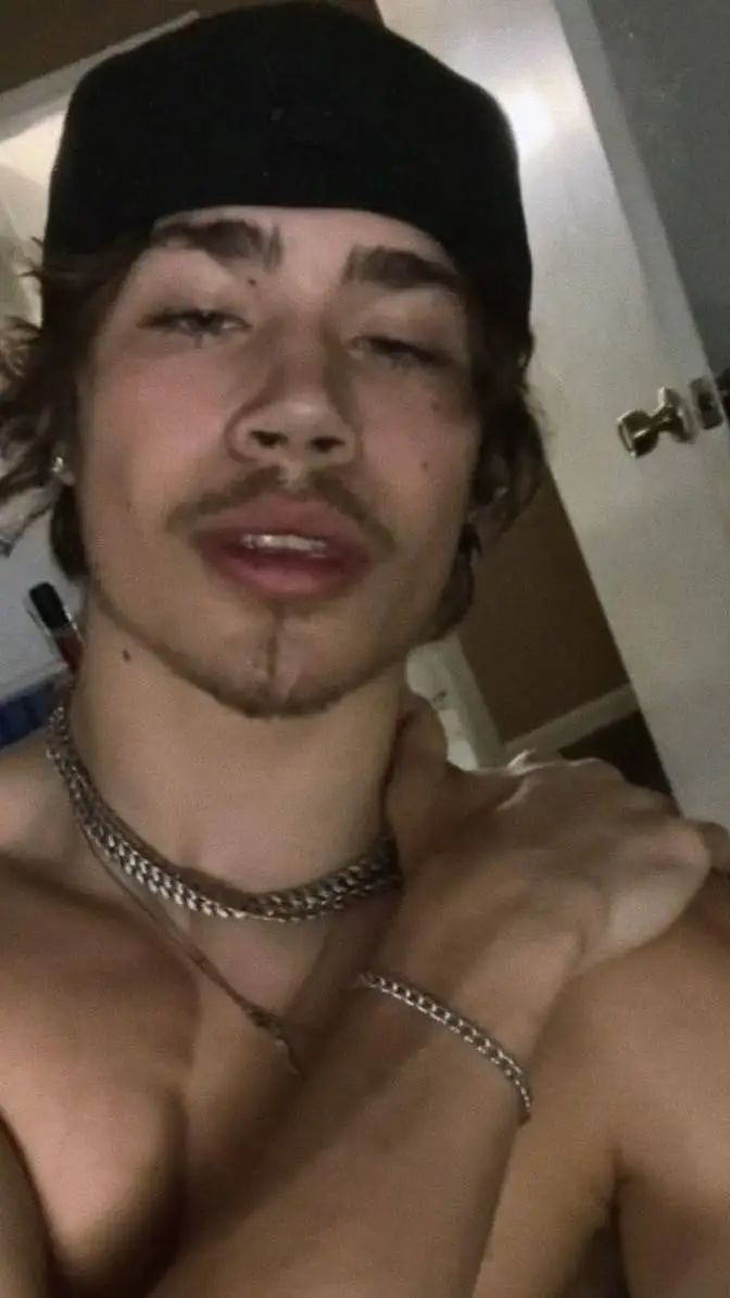 ai character: ákéem background