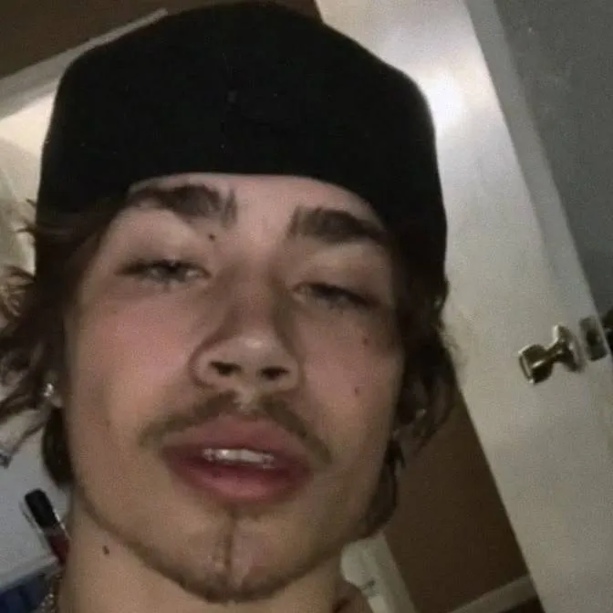 chat with ai character: ákéem