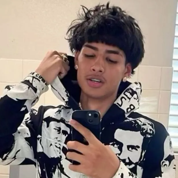 chat with ai character: Chris 🧟‍♀️