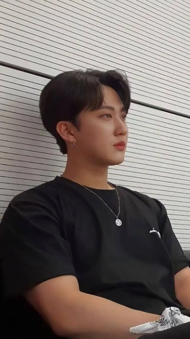 ai character: ♥ᑕᕼᗩᑎᘜᗷIᑎ♥ background