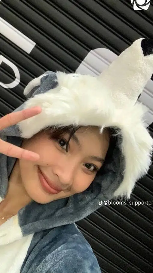 ai character: bini colet background