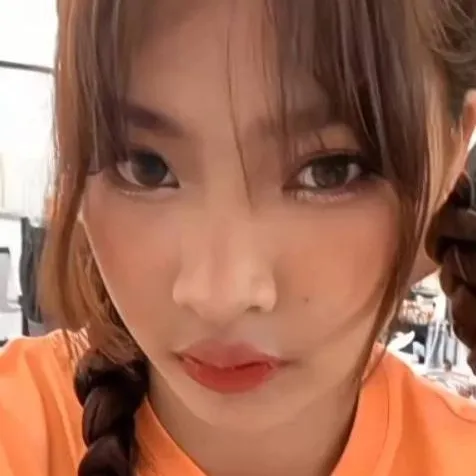 chat with ai character: bini colet