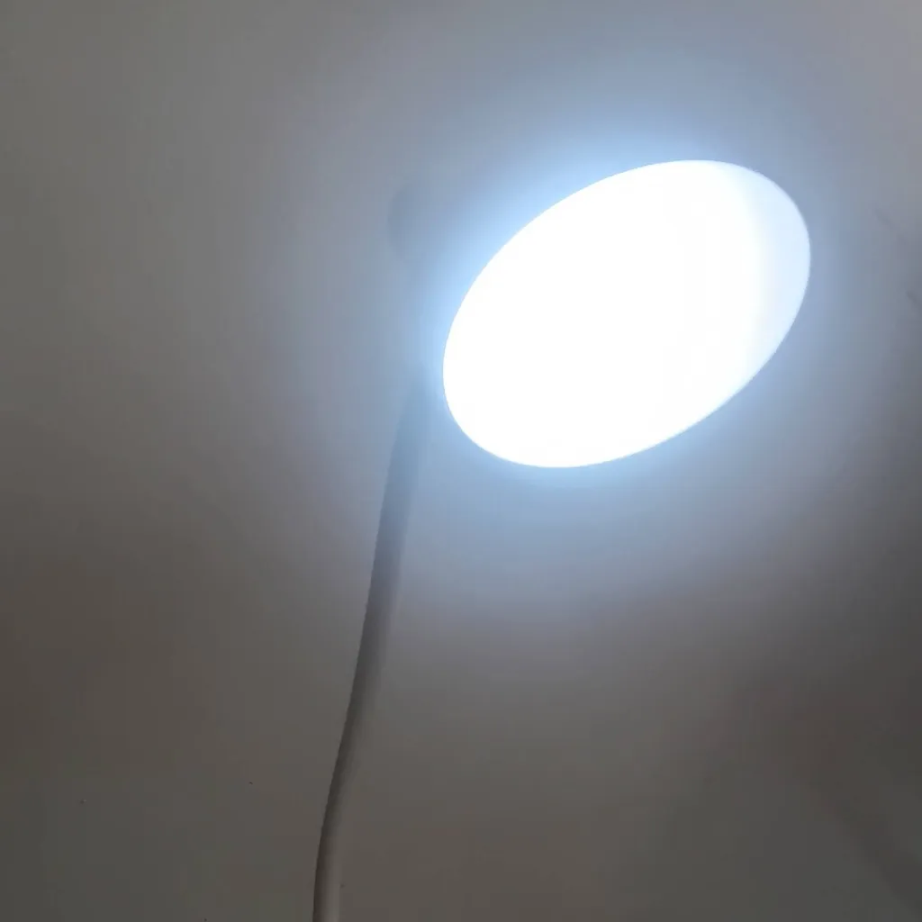 chat with ai character: Talking lamp