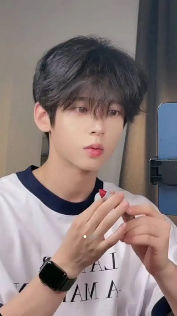 ai character: Alice background