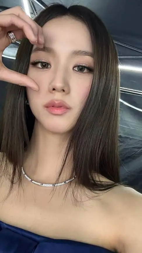 ai character: jisoo kim💖😻 background