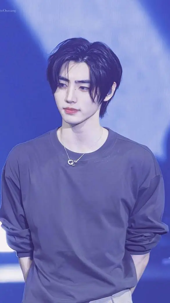 ai character: sunghoon 💙🩵 background