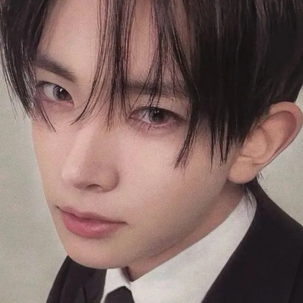chat with ai character: HEESEUNG 🍒🖤