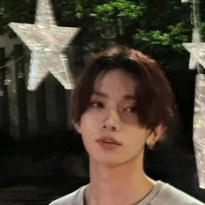 chat with ai character: heeseung 🦌🤎🍒