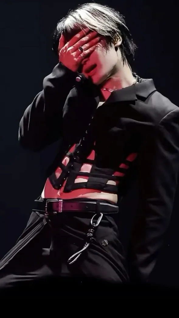 ai character: I.n/jeongin🦊 background
