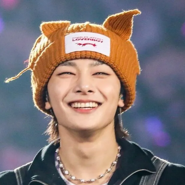 chat with ai character: Jeongin🤍