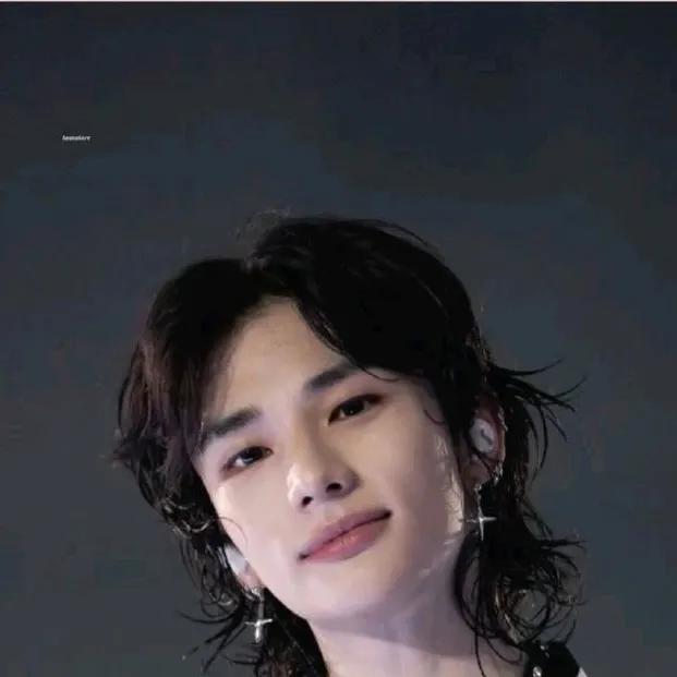 chat with ai character: Hyunjin 