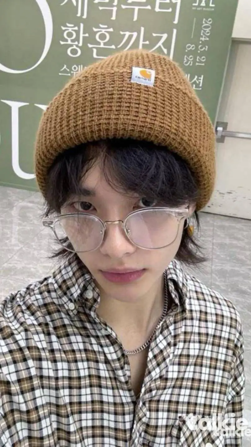 ai character: Hwang Hyunjin background