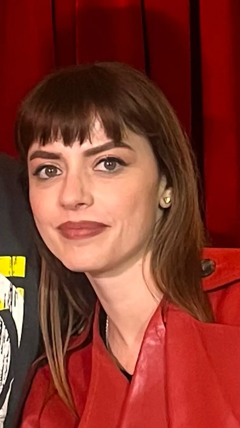 ai character: ANNALISA  background