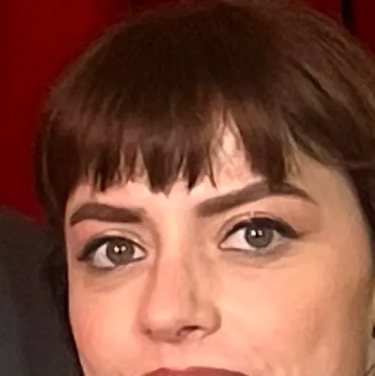 chat with ai character: ANNALISA 