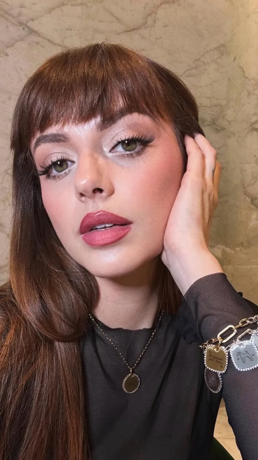 ai character: Ragazza background