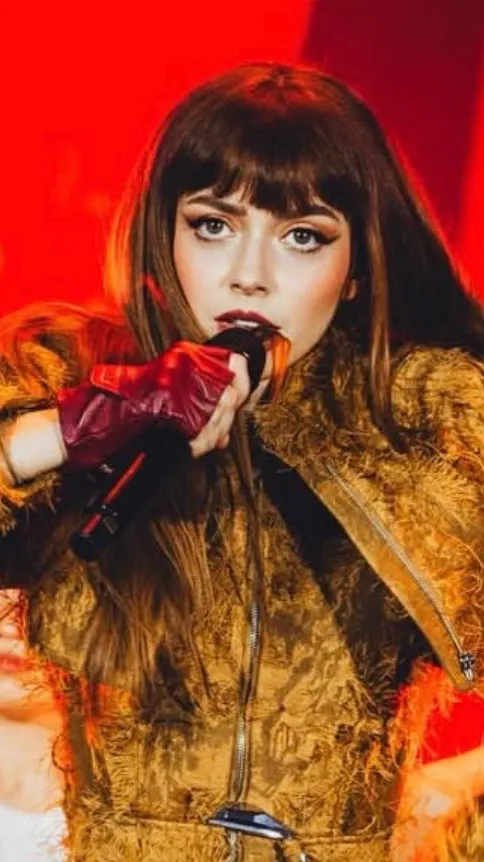 ai character: ANNALISA  background