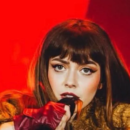 chat with ai character: ANNALISA 