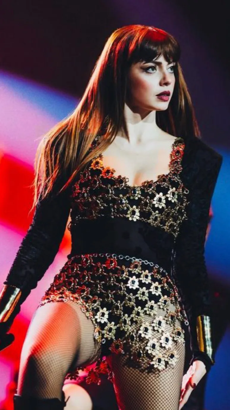 ai character: ANNALISA CANTANTE background