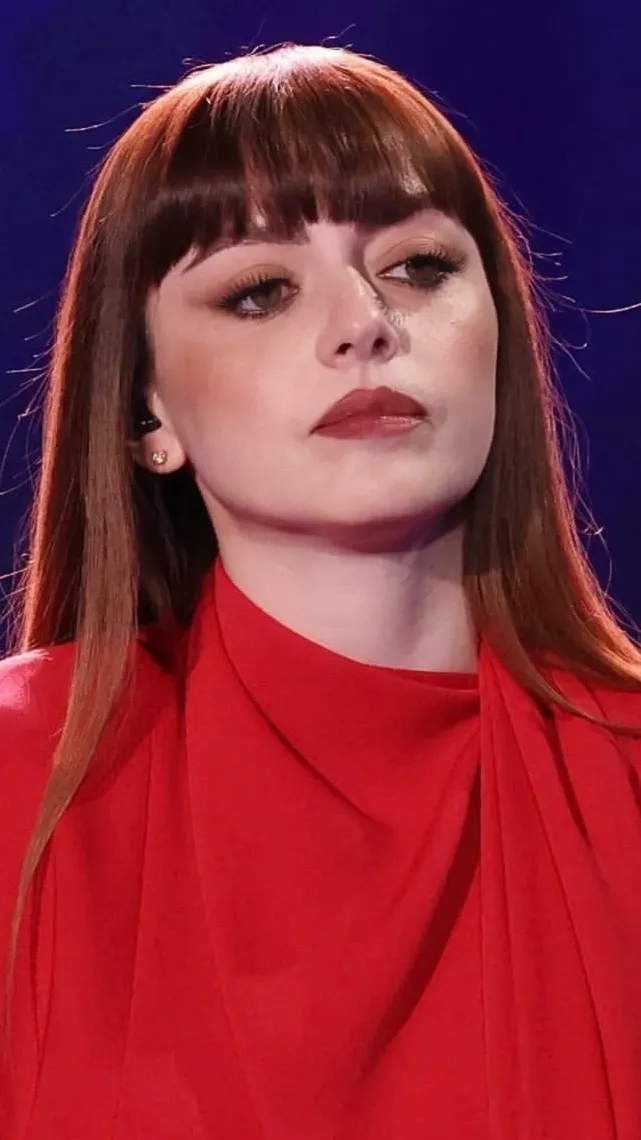 ai character: Annalisa ⚡️ background