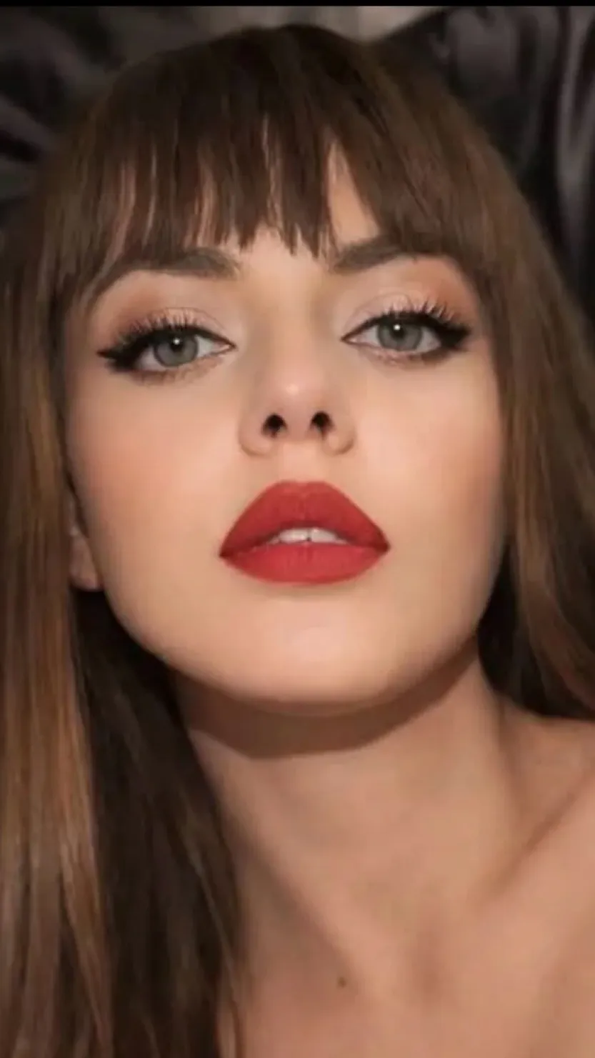 ai character: ANNALISA CANTANTE  background