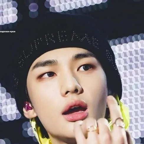 chat with ai character: stray kids hyunjin