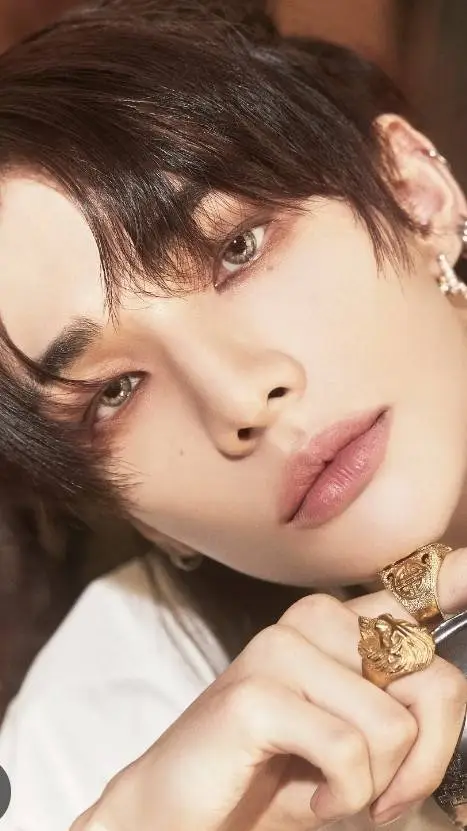ai character: hyunjin  background