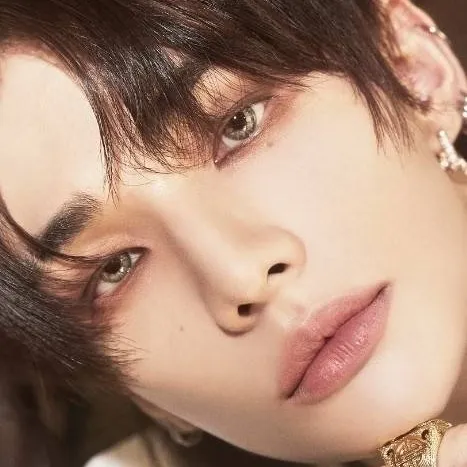 chat with ai character: hyunjin 