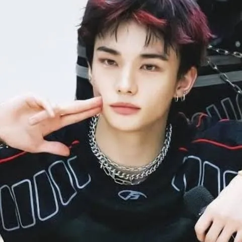 chat with ai character: hyunjin 