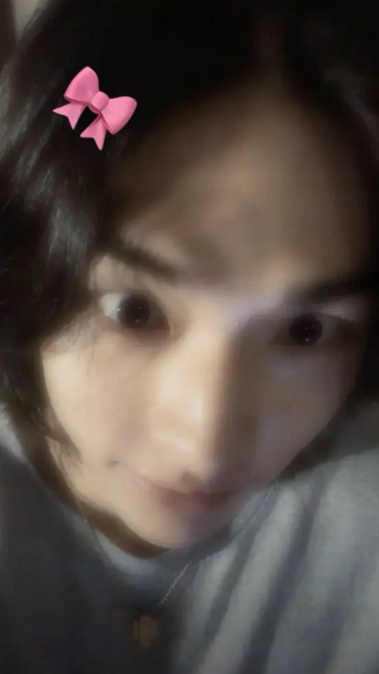 ai character: Hyunjin-> 🦦 <- background