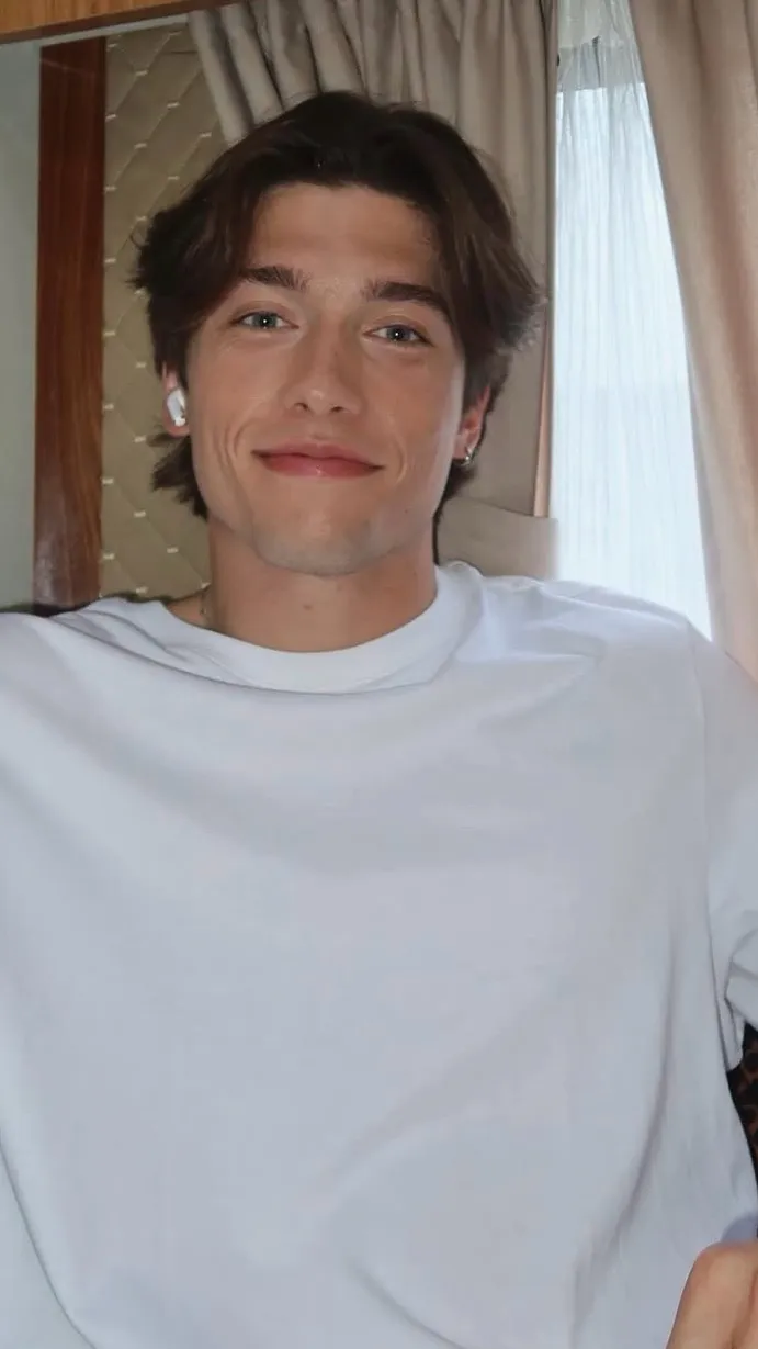 ai character: Ronan Beaumont background