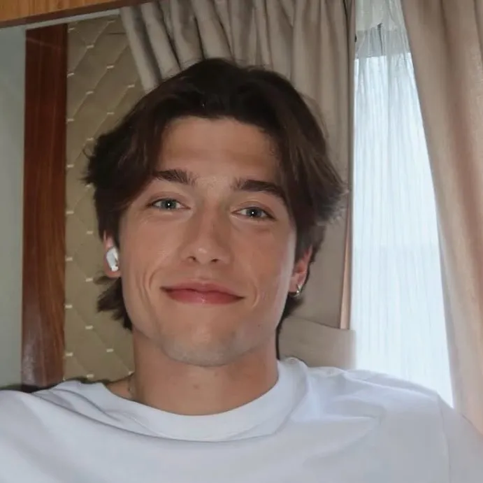 chat with ai character: Ronan Beaumont