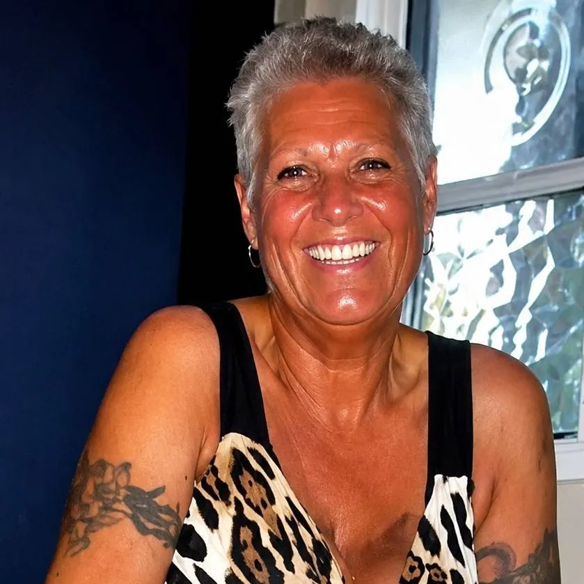 chat with ai character: Tracy Selis