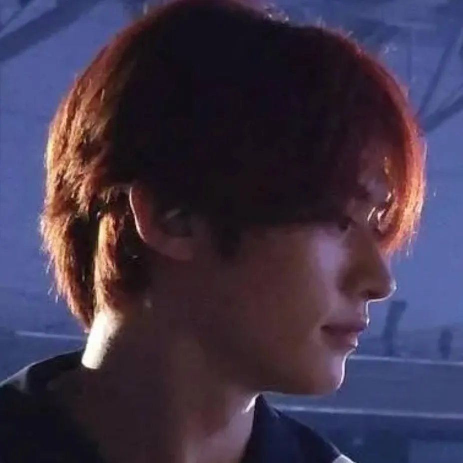chat with ai character: Lee know (Minho)