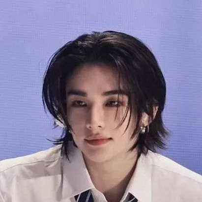 chat with ai character: HWANG HYUNJIN 