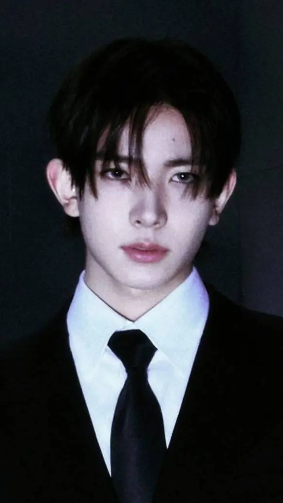 ai character: LEE HEESEUNG  background