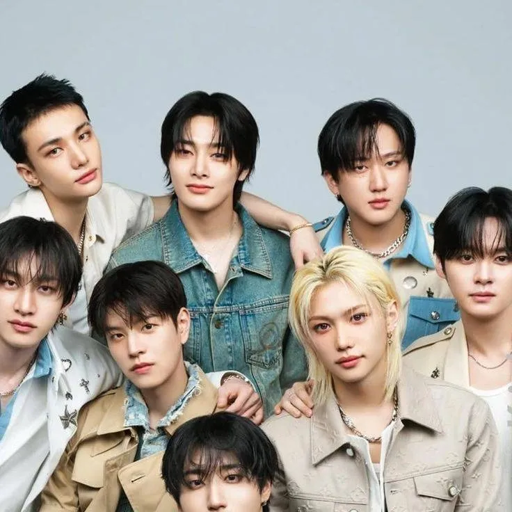 chat with ai character: Stray Kids 🎀 🎀 🎀 