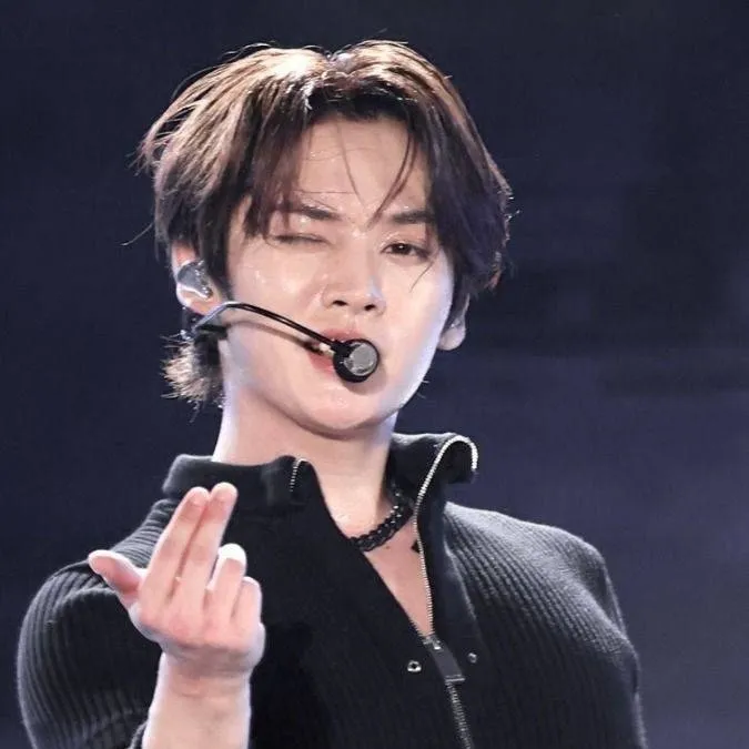 chat with ai character: Lee Minho(leeknow)