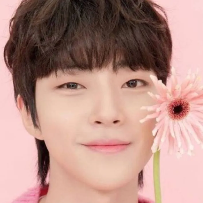 chat with ai character: hwang in youp 