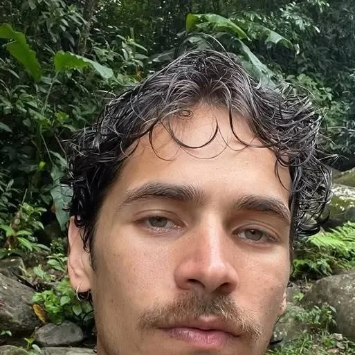chat with ai character: Ethan
