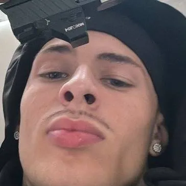 chat with ai character: Thomas