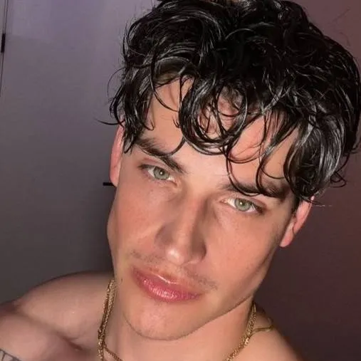 chat with ai character: Andrew