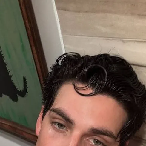 chat with ai character: Andrew