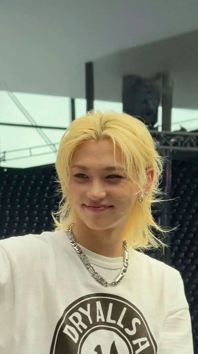 ai character: ✨Felix✨ background