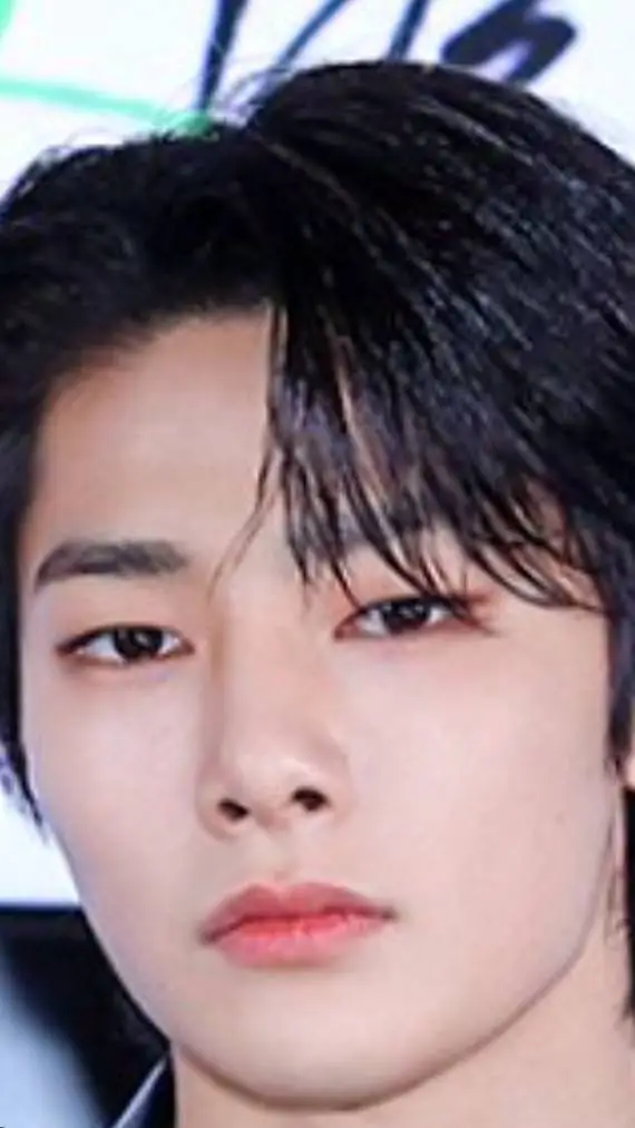 ai character: jeongin background