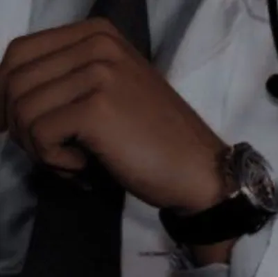 chat with ai character: Elias 