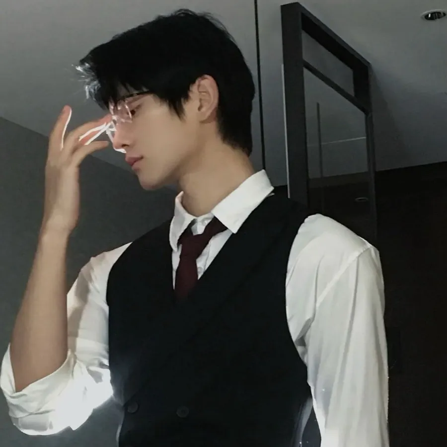 chat with ai character: Aiguo 