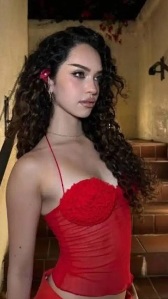 ai character: Daniela avanzini background
