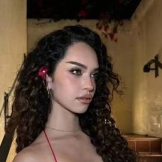 chat with ai character: Daniela avanzini